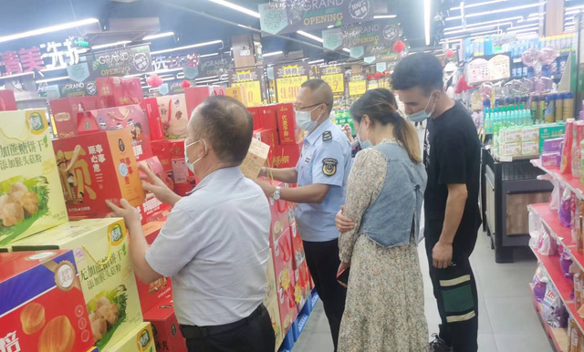 莒南縣坊前市場監管所開展中秋節前月餅市場專項檢查行動
